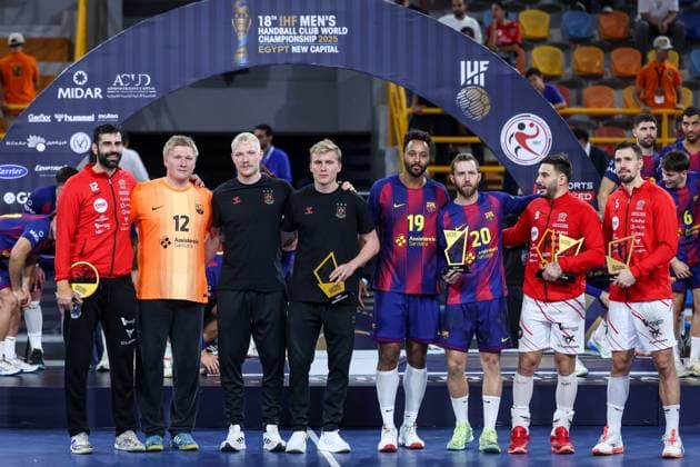 Veszprem HC V FC Barcelona, Barca - 18th IHF Men s Handball Club World Championship, WM, Weltmeisterschaft 2025 - FINAL A group photo of the best players in the tournament takes place at the closing ceremony after the 18th IHF Men s Handball Club World Championship 2025 Final match between Veszprem HC and FC Barcelona in New Capital Sports Hall in Cairo, Egypt, on October 2, 2025. Cairo Egypt  Copyright: xAymanxArefx originalFilename:aref-notitle251002_npv5Z.jpg