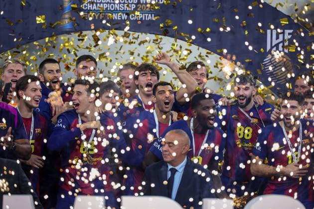 Veszprem HC V FC Barcelona, Barca - 18th IHF Men s Handball Club World Championship, WM, Weltmeisterschaft 2025 - FINAL FC Barcelona celebrates their 8th IHF Men s Handball Club World Cup at the closing ceremony after the 18th IHF Men s Handball Club World Championship 2025 final match between Veszprem HC and FC Barcelona in New Capital Sports Hall in Cairo, Egypt, on October 2, 2025. Cairo Egypt  Copyright: xAymanxArefx originalFilename:aref-notitle251002_npwfM.jpg