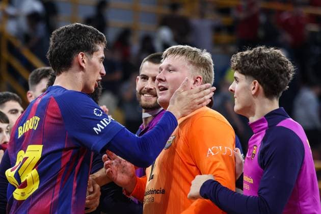 Veszprem HC V FC Barcelona, Barca - 18th IHF Men s Handball Club World Championship, WM, Weltmeisterschaft 2025 - FINAL FC Barcelona celebrate after winning the tournament at the 18th IHF Men s Handball Club World Championship 2025 final match between Veszprem HC and FC Barcelona in Cairo, Egypt, on October 2, 2025. Cairo Egypt  Copyright: xAymanxArefx originalFilename:aref-notitle251002_npZB4.jpg