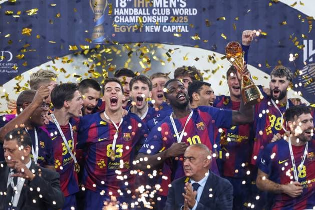 Veszprem HC V FC Barcelona, Barca - 18th IHF Men s Handball Club World Championship, WM, Weltmeisterschaft 2025 - FINAL FC Barcelona celebrates their 8th IHF Men s Handball Club World Cup at the closing ceremony after the 18th IHF Men s Handball Club World Championship 2025 final match between Veszprem HC and FC Barcelona in New Capital Sports Hall in Cairo, Egypt, on October 2, 2025. Cairo Egypt  Copyright: xAymanxArefx originalFilename:aref-notitle251002_npZmK.jpg