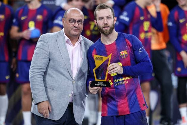 Veszprem HC V FC Barcelona, Barca - 18th IHF Men s Handball Club World Championship, WM, Weltmeisterschaft 2025 - FINAL Aleix Gomez Abello of FC Barcelona is the best right wing in the tournament after the 18th IHF Men s Handball Club World Championship 2025 final match between Veszprem HC and FC Barcelona in New Capital Sports Hall in Cairo, Egypt, on October 2, 2025. Cairo Egypt  Copyright: xAymanxArefx originalFilename:aref-notitle251002_npggA.jpg