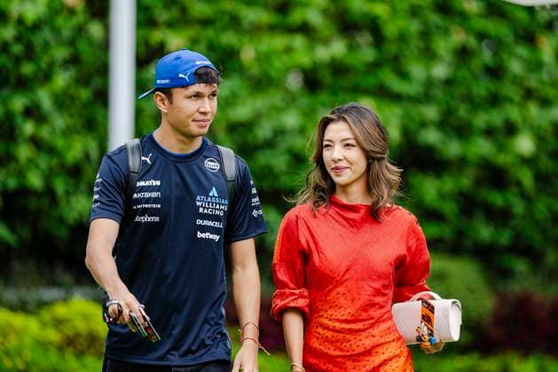 Formula 1 Singapore Grand Prix 2025 Alexander Albon 23 (THA) Williams FW47 and girlfriend Lily Muni He during the Formula 1 Singapore Airlines Singapore Grand Prix 2025 at the Marina Bay Street Circuit, Singapore on 3 October 2025 Credit: Jun Da Tan Every Second Media Editorial use only. All images are copyright Every Second Media Limited. No images may be reproduced without prior permission. Copyright: xIMAGO EveryxSecondxMediax ESM-1608-0002 JunxDaxTanx xEveryxSecondxMediax