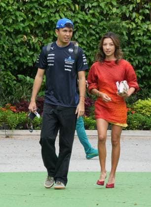 FORMULA 1 SINGAPORE AIRLINES SINGAPORE GRAND PRIX 2025 03 10 2025, Marina Bay Street Circuit, Singapore, FORMULA 1 SINGAPORE AIRLINES SINGAPORE GRAND PRIX 2025 , pictured Alexander Albon GBR , Atlassian Williams Racing with girlfriend Lily Muni He nordphotoxGmbHx xBratic nph00250