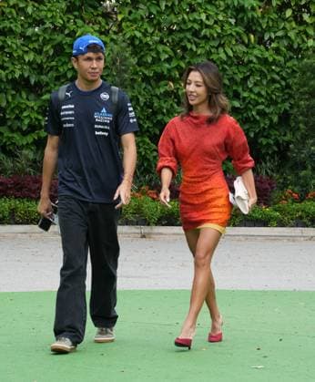 FORMULA 1 SINGAPORE AIRLINES SINGAPORE GRAND PRIX 2025 03 10 2025, Marina Bay Street Circuit, Singapore, FORMULA 1 SINGAPORE AIRLINES SINGAPORE GRAND PRIX 2025 , pictured Alexander Albon GBR , Atlassian Williams Racing with girlfriend Lily Muni He nordphotoxGmbHx xBratic nph00250