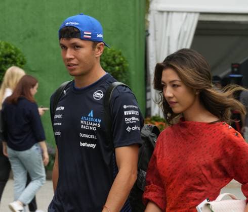 FORMULA 1 SINGAPORE AIRLINES SINGAPORE GRAND PRIX 2025 03 10 2025, Marina Bay Street Circuit, Singapore, FORMULA 1 SINGAPORE AIRLINES SINGAPORE GRAND PRIX 2025 , pictured Alexander Albon GBR , Atlassian Williams Racing with girlfriend Lily Muni He nordphotoxGmbHx xBratic nph00250