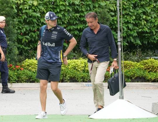FORMULA 1 SINGAPORE AIRLINES SINGAPORE GRAND PRIX 2025 03 10 2025, Marina Bay Street Circuit, Singapore, FORMULA 1 SINGAPORE AIRLINES SINGAPORE GRAND PRIX 2025 , pictured Max Verstappen NLD , Oracle Red Bull Racing with manager Raymond Vermeulen nordphotoxGmbHx xBratic nph00250