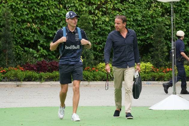 FORMULA 1 SINGAPORE AIRLINES SINGAPORE GRAND PRIX 2025 03 10 2025, Marina Bay Street Circuit, Singapore, FORMULA 1 SINGAPORE AIRLINES SINGAPORE GRAND PRIX 2025 , pictured Max Verstappen NLD , Oracle Red Bull Racing with manager Raymond Vermeulen nordphotoxGmbHx xBratic nph00250