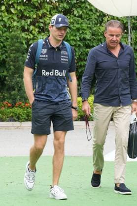 FORMULA 1 SINGAPORE AIRLINES SINGAPORE GRAND PRIX 2025 03 10 2025, Marina Bay Street Circuit, Singapore, FORMULA 1 SINGAPORE AIRLINES SINGAPORE GRAND PRIX 2025 , pictured Max Verstappen NLD , Oracle Red Bull Racing with manager Raymond Vermeulen nordphotoxGmbHx xBratic nph00250
