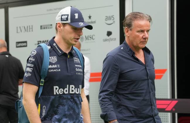 FORMULA 1 SINGAPORE AIRLINES SINGAPORE GRAND PRIX 2025 03 10 2025, Marina Bay Street Circuit, Singapore, FORMULA 1 SINGAPORE AIRLINES SINGAPORE GRAND PRIX 2025 , pictured Max Verstappen NLD , Oracle Red Bull Racing with manager Raymond Vermeulen nordphotoxGmbHx xBratic nph00250