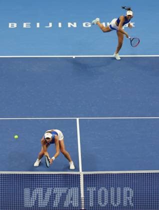 (251003) -- BEIJING, Oct. 3, 2025 -- Tereza Mihalikova (up) Olivia Nicholls compete during the women s doubles quarterfinal match between Hsieh Su-Wei (Chinese Taipei) Jelena Ostapenko (Latvia) and Tereza Mihalikova (Slovakia) Olivia Nicholls (Britain) at 2025 China Open tennis tournament in Beijing, China, Oct. 3, 2025. (Photo by Xinhua) (SP)CHINA-BEIJING-TENNIS-CHINA OPEN-WOMEN S DOUBLES-QUARTERFINAL (CN) MaxZihan 