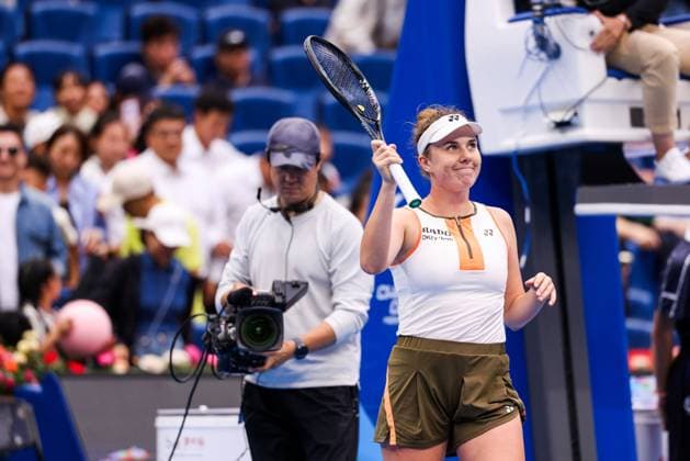 BEIJING, CHINA - OCTOBER 03: Linda Noskova of Czech Republic competes in the Women s Singles Quarterfinal match against Sonay Kartal of Great Britain on day 12 of the 2025 China Open at the National Tennis Center on October 3, 2025 in Beijing, China.  Copyright: xVCGx 111594824578