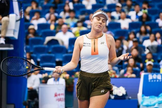 BEIJING, CHINA - OCTOBER 03: Linda Noskova of Czech Republic competes in the Women s Singles Quarterfinal match against Sonay Kartal of Great Britain on day 12 of the 2025 China Open at the National Tennis Center on October 3, 2025 in Beijing, China.  Copyright: xVCGx 111594815480