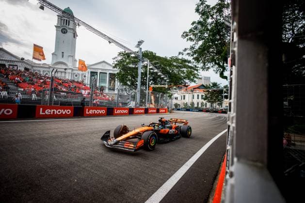 Formula 1 Singapore Airlines Singapore Grand Prix 2025 Alexis Perrin OVERTAKE MAXPPP - Singapore 03 10 2025 81 PIASTRI Oscar (aus), McLaren F1 Team, action at the Formula 1 Singapore Airlines Singapore Grand Prix 2025, the 18th round of the 2025 FIA Formula 1 World Championship, WM, Weltmeisterschaft at the Marina Bay Street Circuit in Singapore, Singapore, from 2 to 5 October 2025 Singapore Marina Bay Street Circuit Singapore  Copyright: xOVERTAKE MAXPPPxAlexisxPerrinx OVT202510038102 OVT202510038102