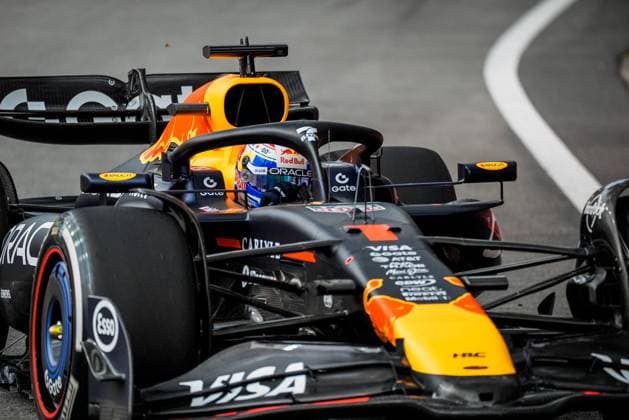 Formula 1 Singapore Airlines Singapore Grand Prix 2025 Remy Midez OVERTAKE MAXPPP - Singapore 03 10 2025 01 VERSTAPPEN Max (nld), Oracle Red Bull Racing, action at the Formula 1 Singapore Airlines Singapore Grand Prix 2025, the 18th round of the 2025 FIA Formula 1 World Championship, WM, Weltmeisterschaft at the Marina Bay Street Circuit in Singapore, Singapore, from 2 to 5 October 2025 Singapore Marina Bay Street Circuit Singapore  Copyright: xOVERTAKE MAXPPPxRemyxMidezx OVT202510038116 OVT202510038116