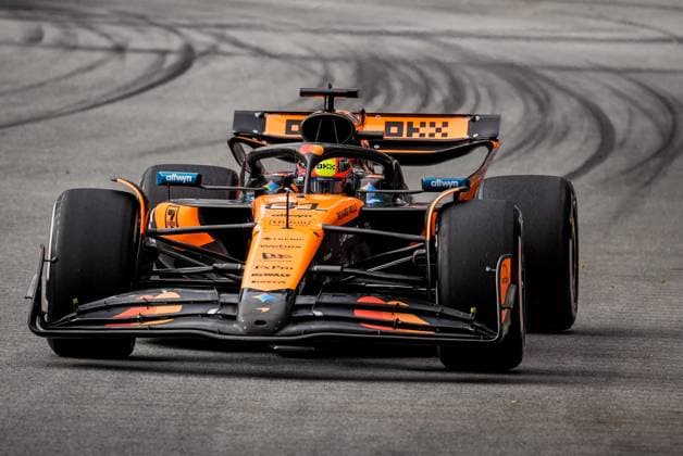 Formula 1 Singapore Airlines Singapore Grand Prix 2025 Remy Midez OVERTAKE MAXPPP - Singapore 03 10 2025 81 PIASTRI Oscar (aus), McLaren F1 Team, action at the Formula 1 Singapore Airlines Singapore Grand Prix 2025, the 18th round of the 2025 FIA Formula 1 World Championship, WM, Weltmeisterschaft at the Marina Bay Street Circuit in Singapore, Singapore, from 2 to 5 October 2025 Singapore Marina Bay Street Circuit Singapore  Copyright: xOVERTAKE MAXPPPxRemyxMidezx OVT202510038227 OVT202510038227