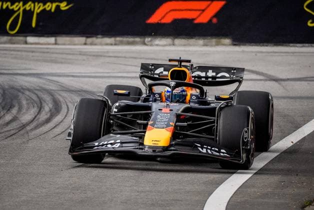 Formula 1 Singapore Airlines Singapore Grand Prix 2025 Remy Midez OVERTAKE MAXPPP - Singapore 03 10 2025 01 VERSTAPPEN Max (nld), Oracle Red Bull Racing, action at the Formula 1 Singapore Airlines Singapore Grand Prix 2025, the 18th round of the 2025 FIA Formula 1 World Championship, WM, Weltmeisterschaft at the Marina Bay Street Circuit in Singapore, Singapore, from 2 to 5 October 2025 Singapore Marina Bay Street Circuit Singapore  Copyright: xOVERTAKE MAXPPPxRemyxMidezx OVT202510038228 OVT202510038228