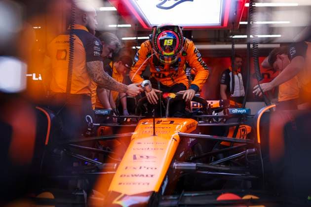 F1 - SINGAPORE GRAND PRIX 2025 81 PIASTRI Oscar (aus), McLaren F1 Team MCL39, action during the 2025 Formula 1 Singapore Grand Prix, 18th round of the 2025 FIA Formula One World Championship, WM, Weltmeisterschaft from October 3 to 5, 2025 on the Marina Bay Street Circuit, in Singapore - SingaporeSingapore  Copyright: xEricxAlonsox