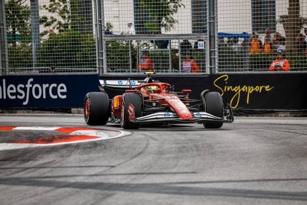 Formula 1 Singapore Airlines Singapore Grand Prix 2025 Alexis Perrin OVERTAKE MAXPPP - Singapore 03 10 2025 44 HAMILTON Lewis (gbr), Scuderia Ferrari HP, action at the Formula 1 Singapore Airlines Singapore Grand Prix 2025, the 18th round of the 2025 FIA Formula 1 World Championship, WM, Weltmeisterschaft at the Marina Bay Street Circuit in Singapore, Singapore, from 2 to 5 October 2025 Singapore Marina Bay Street Circuit Singapore  Copyright: xOVERTAKE MAXPPPxAlexisxPerrinx OVT202510038301 OVT202510038301