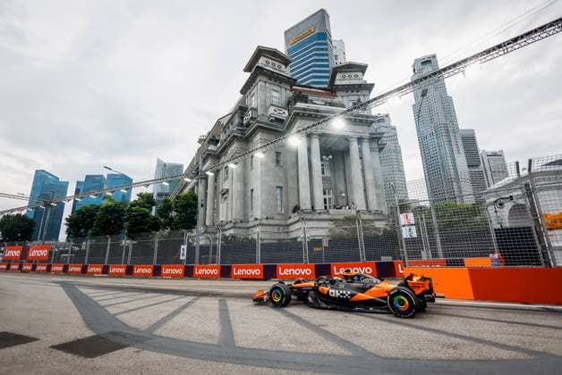 Formula 1 Singapore Airlines Singapore Grand Prix 2025 Alexis Perrin OVERTAKE MAXPPP - Singapore 03 10 2025 04 NORRIS Lando (gbr), McLaren F1 Team, action at the Formula 1 Singapore Airlines Singapore Grand Prix 2025, the 18th round of the 2025 FIA Formula 1 World Championship, WM, Weltmeisterschaft at the Marina Bay Street Circuit in Singapore, Singapore, from 2 to 5 October 2025 Singapore Marina Bay Street Circuit Singapore  Copyright: xOVERTAKE MAXPPPxAlexisxPerrinx OVT202510038302 OVT202510038302