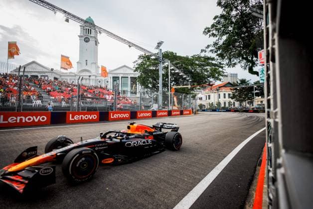 Formula 1 Singapore Airlines Singapore Grand Prix 2025 Alexis Perrin OVERTAKE MAXPPP - Singapore 03 10 2025 01 VERSTAPPEN Max (nld), Oracle Red Bull Racing, action at the Formula 1 Singapore Airlines Singapore Grand Prix 2025, the 18th round of the 2025 FIA Formula 1 World Championship, WM, Weltmeisterschaft at the Marina Bay Street Circuit in Singapore, Singapore, from 2 to 5 October 2025 Singapore Marina Bay Street Circuit Singapore  Copyright: xOVERTAKE MAXPPPxAlexisxPerrinx OVT202510038307 OVT202510038307
