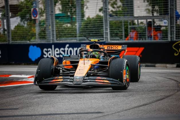 Formula 1 Singapore Airlines Singapore Grand Prix 2025 Alexis Perrin OVERTAKE MAXPPP - Singapore 03 10 2025 04 NORRIS Lando (gbr), McLaren F1 Team, action at the Formula 1 Singapore Airlines Singapore Grand Prix 2025, the 18th round of the 2025 FIA Formula 1 World Championship, WM, Weltmeisterschaft at the Marina Bay Street Circuit in Singapore, Singapore, from 2 to 5 October 2025 Singapore Marina Bay Street Circuit Singapore  Copyright: xOVERTAKE MAXPPPxAlexisxPerrinx OVT202510038312 OVT202510038312