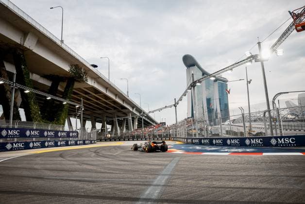 Formula 1 Singapore Airlines Singapore Grand Prix 2025 Alexis Perrin OVERTAKE MAXPPP - Singapore 03 10 2025 81 PIASTRI Oscar (aus), McLaren F1 Team, action at the Formula 1 Singapore Airlines Singapore Grand Prix 2025, the 18th round of the 2025 FIA Formula 1 World Championship, WM, Weltmeisterschaft at the Marina Bay Street Circuit in Singapore, Singapore, from 2 to 5 October 2025 Singapore Marina Bay Street Circuit Singapore  Copyright: xOVERTAKE MAXPPPxAlexisxPerrinx OVT202510038316 OVT202510038316