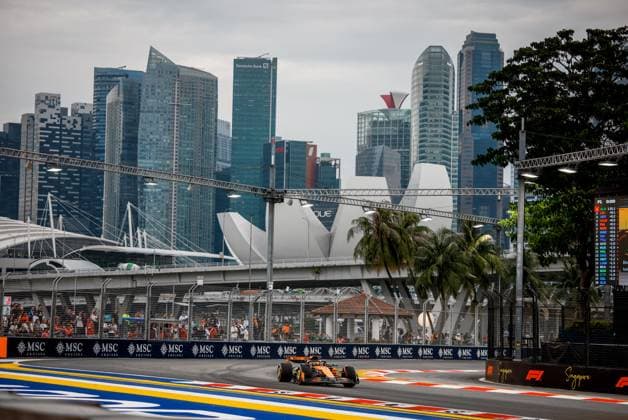 Formula 1 Singapore Airlines Singapore Grand Prix 2025 Alexis Perrin OVERTAKE MAXPPP - Singapore 03 10 2025 81 PIASTRI Oscar (aus), McLaren F1 Team, action at the Formula 1 Singapore Airlines Singapore Grand Prix 2025, the 18th round of the 2025 FIA Formula 1 World Championship, WM, Weltmeisterschaft at the Marina Bay Street Circuit in Singapore, Singapore, from 2 to 5 October 2025 Singapore Marina Bay Street Circuit Singapore  Copyright: xOVERTAKE MAXPPPxAlexisxPerrinx OVT202510038332 OVT202510038332