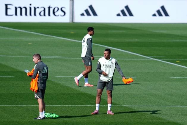 October 3, 2025, Valdebebas, Madrid, Spain: Kylian Mbappe of Real Madrid CF looks on during the training day of Real Madrid ahead the Spanish League, LaLiga EA Sports, football match against Villarreal CF at Ciudad Deportiva Real Madrid on October 03, 2025, in Valdebebas, Madrid, Spain. Valdebebas Spain - ZUMAa181 20251003_zaa_a181_002 Copyright: xDennisxAgyemanx