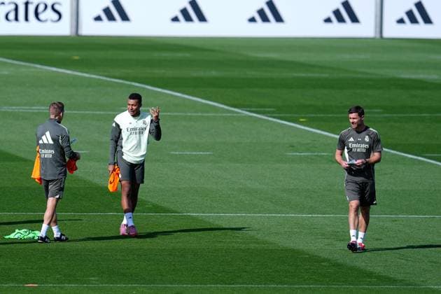 October 3, 2025, Valdebebas, Madrid, Spain: Xabi Alonso, head coach of Real Madrid and Kylian Mbappe of Real Madrid CF look on during the training day of Real Madrid ahead the Spanish League, LaLiga EA Sports, football match against Villarreal CF at Ciudad Deportiva Real Madrid on October 03, 2025, in Valdebebas, Madrid, Spain. Valdebebas Spain - ZUMAa181 20251003_zaa_a181_007 Copyright: xDennisxAgyemanx
