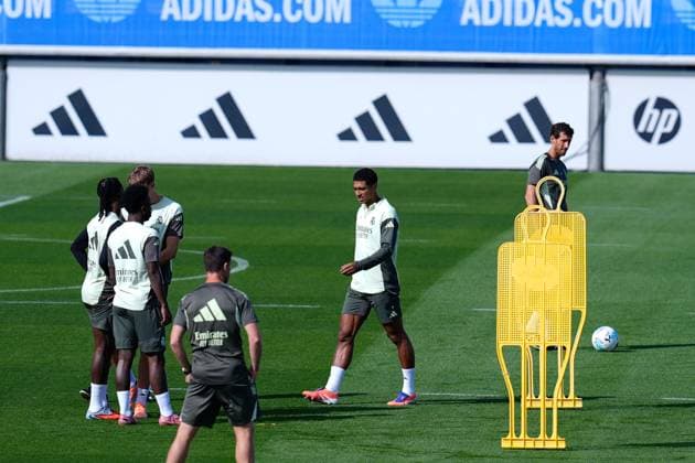 October 3, 2025, Valdebebas, Madrid, Spain: Jude Bellingham of Real Madrid CF warms up during the training day of Real Madrid ahead the Spanish League, LaLiga EA Sports, football match against Villarreal CF at Ciudad Deportiva Real Madrid on October 03, 2025, in Valdebebas, Madrid, Spain. Valdebebas Spain - ZUMAa181 20251003_zaa_a181_012 Copyright: xDennisxAgyemanx