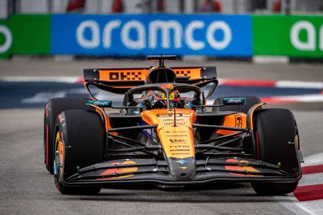 Formula 1 GP Singapore Friday, 03 10 2025 Oscar Piastri 81, McLaren Formula 1 Team Formula 1 GP Singapore Friday, 03 10 2025 Copyright: xBEAUTIFULxSPORTS Erlhofx