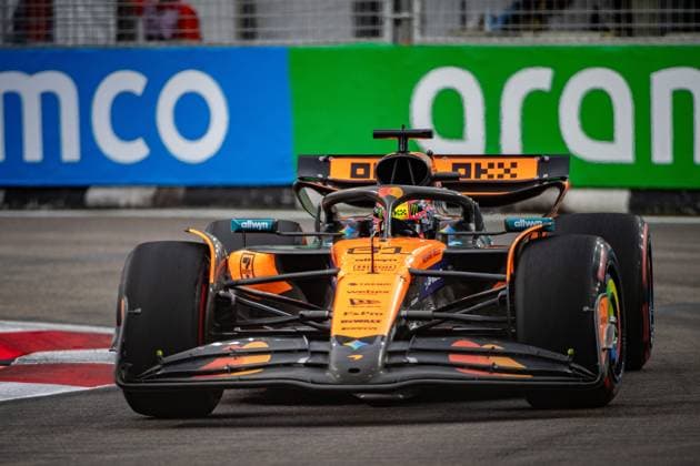 Formula 1 GP Singapore Friday, 03 10 2025 Oscar Piastri 81, McLaren Formula 1 Team Formula 1 GP Singapore Friday, 03 10 2025 Copyright: xBEAUTIFULxSPORTS Erlhofx