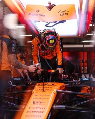F1 - SINGAPORE GRAND PRIX 2025 PIASTRI Oscar (aus), McLaren F1 Team MCL39, portrait during the 2025 Formula 1 Singapore Grand Prix, 18th round of the 2025 FIA Formula One World Championship, WM, Weltmeisterschaft from October 3 to 5, 2025 on the Marina Bay Street Circuit, in Singapore - SingaporeSingapore  Copyright: xEricxAlonsox