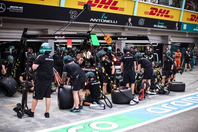 F1 - SINGAPORE GRAND PRIX 2025 Mercedes AMG F1 Team pit stop practice during the 2025 Formula 1 Singapore Grand Prix, 18th round of the 2025 FIA Formula One World Championship, WM, Weltmeisterschaft from October 3 to 5, 2025 on the Marina Bay Street Circuit, in Singapore - SingaporeSingapore  Copyright: xEricxAlonsox