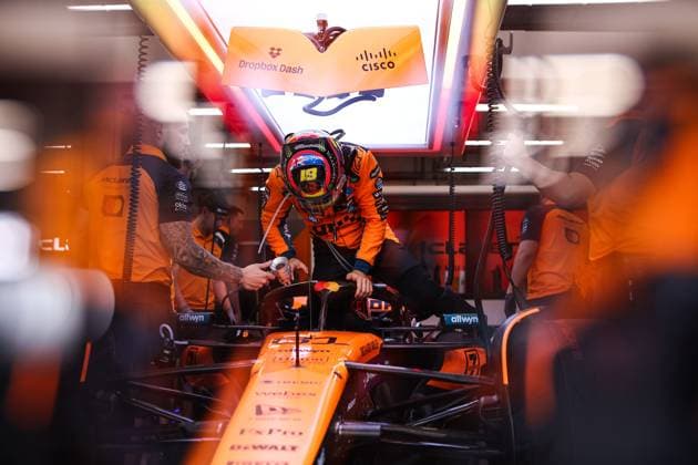 F1 - SINGAPORE GRAND PRIX 2025 PIASTRI Oscar (aus), McLaren F1 Team MCL39, portrait during the 2025 Formula 1 Singapore Grand Prix, 18th round of the 2025 FIA Formula One World Championship, WM, Weltmeisterschaft from October 3 to 5, 2025 on the Marina Bay Street Circuit, in Singapore - SingaporeSingapore  Copyright: xEricxAlonsox