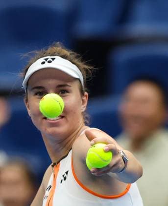 Sport Bilder des Tages (251003) -- BEIJING, Oct. 3, 2025 -- Linda Noskova hits a ball into the stands after winning the women s singles quarterfinal match between Linda Noskova of the Czech Reoublic and Sonay Kartal of Britain at 2025 China Open tennis tournament in Beijing, China, Oct. 3, 2025. ) (SP)CHINA-BEIJING-TENNIS-CHINA OPEN-WOMEN S SINGLES-QUARTERFINAL (CN) DuxXinyi 