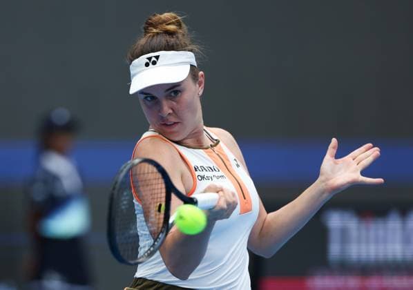 (251003) -- BEIJING, Oct. 3, 2025 -- Linda Noskova hits a return during the women s singles quarterfinal match between Linda Noskova of the Czech Reoublic and Sonay Kartal of Britain at 2025 China Open tennis tournament in Beijing, China, Oct. 3, 2025. (Photo by Xinhua) (SP)CHINA-BEIJING-TENNIS-CHINA OPEN-WOMEN S SINGLES-QUARTERFINAL (CN) MaxZihan 