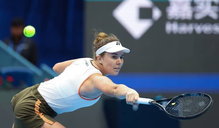 (251003) -- BEIJING, Oct. 3, 2025 -- Linda Noskova hits a return during the women s singles quarterfinal match between Linda Noskova of the Czech Reoublic and Sonay Kartal of Britain at 2025 China Open tennis tournament in Beijing, China, Oct. 3, 2025. (Photo by Xinhua) (SP)CHINA-BEIJING-TENNIS-CHINA OPEN-WOMEN S SINGLES-QUARTERFINAL (CN) MaxZihan 