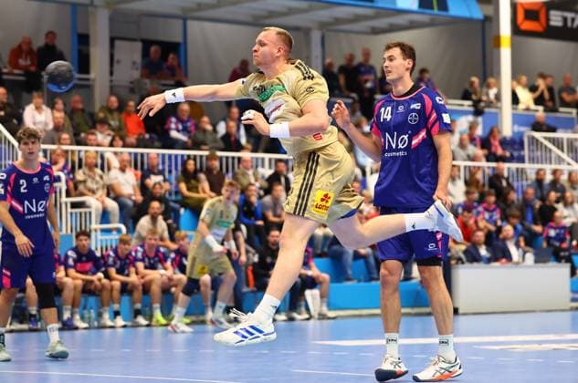 Goal throw by Justus Fischer Burgdorf TSV Bayer Dormagen vs TSV Hannover Burgdorf, Handball, DHB Pokal, 01 10 2025 TSV Bayer Dormagen vs TSV Hannover Burgdorf, Handball, DHB Pokal, 01 10 2025 Dormagen Copyright: xEibner-Pressefotox EP_RWS