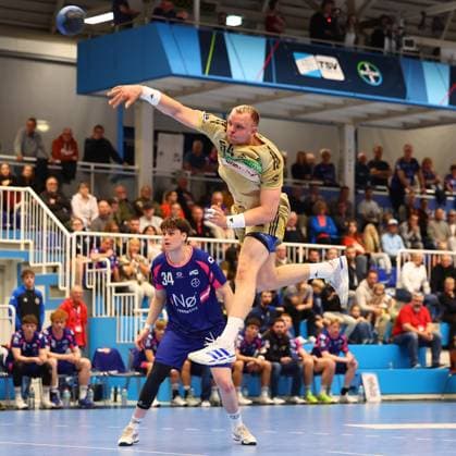 Goal throw by Justus Fischer Burgdorf TSV Bayer Dormagen vs TSV Hannover Burgdorf, Handball, DHB Pokal, 01 10 2025 TSV Bayer Dormagen vs TSV Hannover Burgdorf, Handball, DHB Pokal, 01 10 2025 Dormagen Copyright: xEibner-Pressefotox EP_RWS