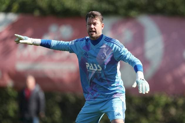 03 10 2025, xjcx, Men, Soccer, Season 2025 2026, Regionalliga Bayern, 12 Matchday TSV Aubstadt SV Viktoria Aschaffenburg Goalkeeper Max Grün 27, SV Viktoria Aschaffenburg gestures, arms, hands, gives instructions Sulzfeld School Stadium Aubstadt Bavaria Germany
