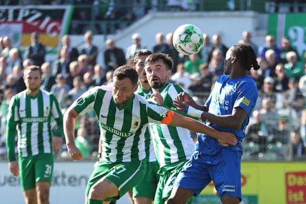 Soccer Regionalliga Nordost BSG Chemie Leipzig vs VSG Altglienicke Berlin 03 10 2025 Captain Janik Mäder 7, Chemie Leipzig and Nils Lihsek 23, Chemie Leipzig vs Mohamed Sydney Sylla 24, VSG Altglienicke Soccer, Regionalliga Nordost, Season 2025 2026, 11 Matchday BSG Chemie Leipzig vs VSG Altglienicke on 03 10 2025 at Alfred Kunze Sportpark, Leipzig Leutzsch Copyright: xBEAUTIFULxSPORTS JanxKaeferx
