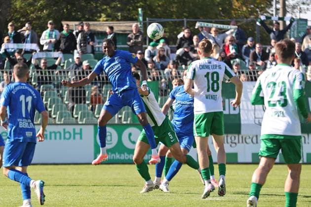 Soccer Regionalliga Nordost BSG Chemie Leipzig vs VSG Altglienicke Berlin 03 10 2025 Mohamed Sydney Sylla 24, VSG Altglienicke tries a header Soccer, Regionalliga Nordost, Saison 2025 2026, 11 Spieltag BSG Chemie Leipzig vs VSG Altglienicke am 03 10 2025 im Alfred Kunze Sportpark, Leipzig Leutzsch Copyright: xBEAUTIFULxSPORTS JanxKaeferx