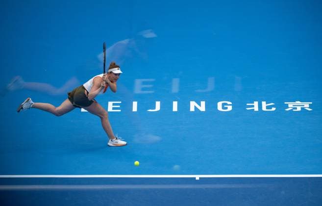 (251003) -- BEIJING, Oct. 3, 2025 -- Linda Noskova hits a return during the women s singles quarterfinal match between Linda Noskova of the Czech Reoublic and Sonay Kartal of Britain at 2025 China Open tennis tournament in Beijing, China, Oct. 3, 2025. ) (SP)CHINA-BEIJING-TENNIS-CHINA OPEN-WOMEN S SINGLES-QUARTERFINAL (CN) HuxJingwen 