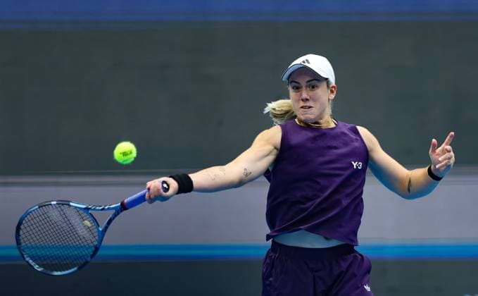 (251003) -- BEIJING, Oct. 3, 2025 -- Sonay Kartal hits a return during the women s singles quarterfinal match between Linda Noskova of the Czech Reoublic and Sonay Kartal of Britain at 2025 China Open tennis tournament in Beijing, China, Oct. 3, 2025. ) (SP)CHINA-BEIJING-TENNIS-CHINA OPEN-WOMEN S SINGLES-QUARTERFINAL (CN) DuxXinyi 