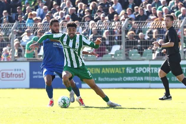 Soccer Regionalliga Nordost BSG Chemie Leipzig vs VSG Altglienicke Berlin 03 10 2025 Stanley Ratifo 30, Chemie Leipzig ahead of David Kebe 5, VSG Altglienicke Soccer, Regionalliga Nordost, Season 2025 2026, 11 Matchday BSG Chemie Leipzig vs VSG Altglienicke on 03 10 2025 at Alfred Kunze Sportpark, Leipzig Leutzsch Copyright: xBEAUTIFULxSPORTS JanxKaeferx
