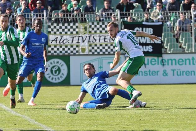 Soccer Regionalliga Nordost BSG Chemie Leipzig vs VSG Altglienicke Berlin 03 10 2025 Jonas Nietfeld 10, VSG Altglienicke on the ground against Philipp Wendt 18, Chemie Leipzig Soccer, Regionalliga Nordost, Season 2025 2026, 11 Matchday BSG Chemie Leipzig vs VSG Altglienicke on 03 10 2025 at Alfred Kunze Sportpark, Leipzig Leutzsch Copyright: xBEAUTIFULxSPORTS JanxKaeferx