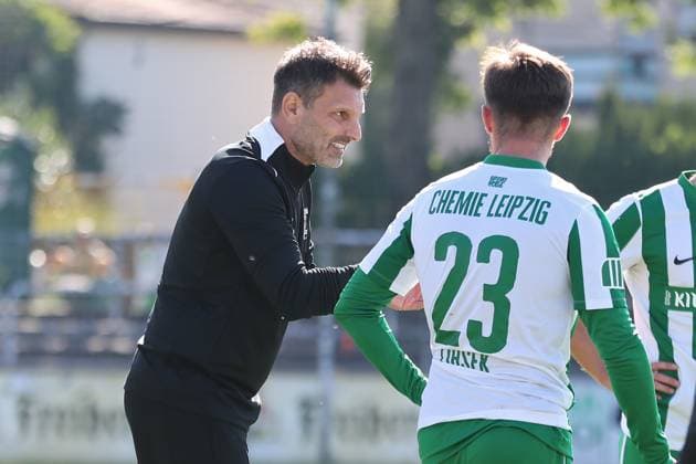 Soccer Regionalliga Nordost BSG Chemie Leipzig vs VSG Altglienicke Berlin 03 10 2025 Head coach Adrian Alipour Chemie Leipzig gives instructions to his players Football, Regionalliga Nordost, Season 2025 2026, Matchday 11 BSG Chemie Leipzig vs VSG Altglienicke on 03 10 2025 at Alfred Kunze Sportpark, Leipzig Leutzsch Copyright: xBEAUTIFULxSPORTS JanxKaeferx