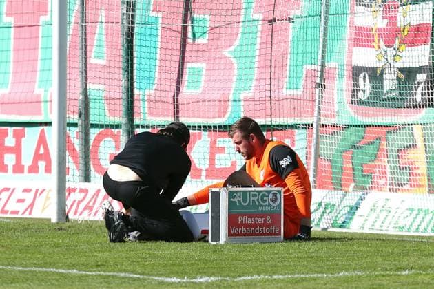 Soccer Regionalliga Nordost BSG Chemie Leipzig vs VSG Altglienicke Berlin 03 10 2025 Treatment break for goalkeeper Florian Horenburg 1, Chemie Leipzig Soccer, Regionalliga Nordost, Season 2025 2026, 11 Matchday BSG Chemie Leipzig vs VSG Altglienicke on 03 10 2025 at Alfred Kunze Sportpark, Leipzig Leutzsch Copyright: xBEAUTIFULxSPORTS JanxKaeferx