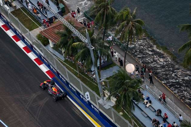 F1 - SINGAPORE GRAND PRIX 2025 01 VERSTAPPEN Max (nld), Red Bull Racing RB21, action during the 2025 Formula 1 Singapore Grand Prix, 18th round of the 2025 FIA Formula One World Championship, WM, Weltmeisterschaft from October 3 to 5, 2025 on the Marina Bay Street Circuit, in Singapore - SingaporeSingapore  Copyright: xXavixBonillax